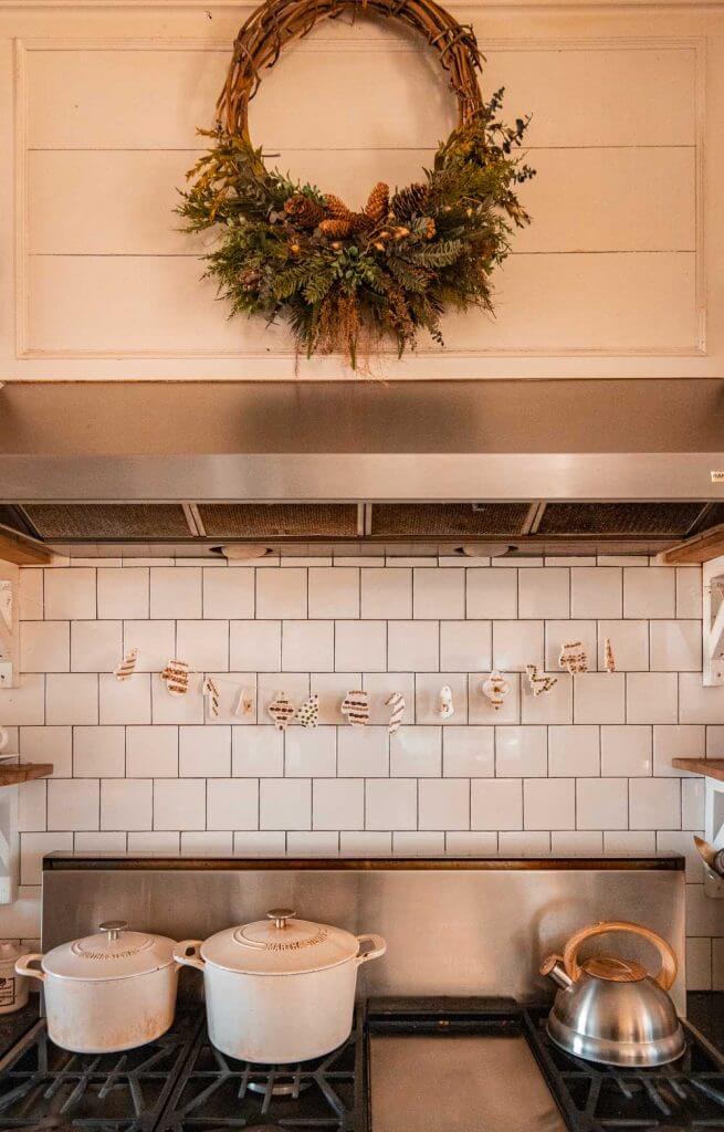 Cozy handmade holiday kitchen decor ideas. Great inspiration for keeping it simple with yout holiday decor in your home.