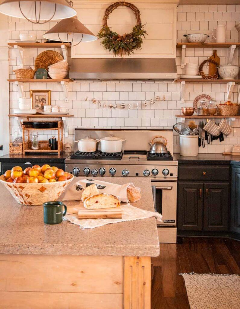 Cozy handmade holiday kitchen decor ideas. Great inspiration for keeping it simple with yout holiday decor in your home.