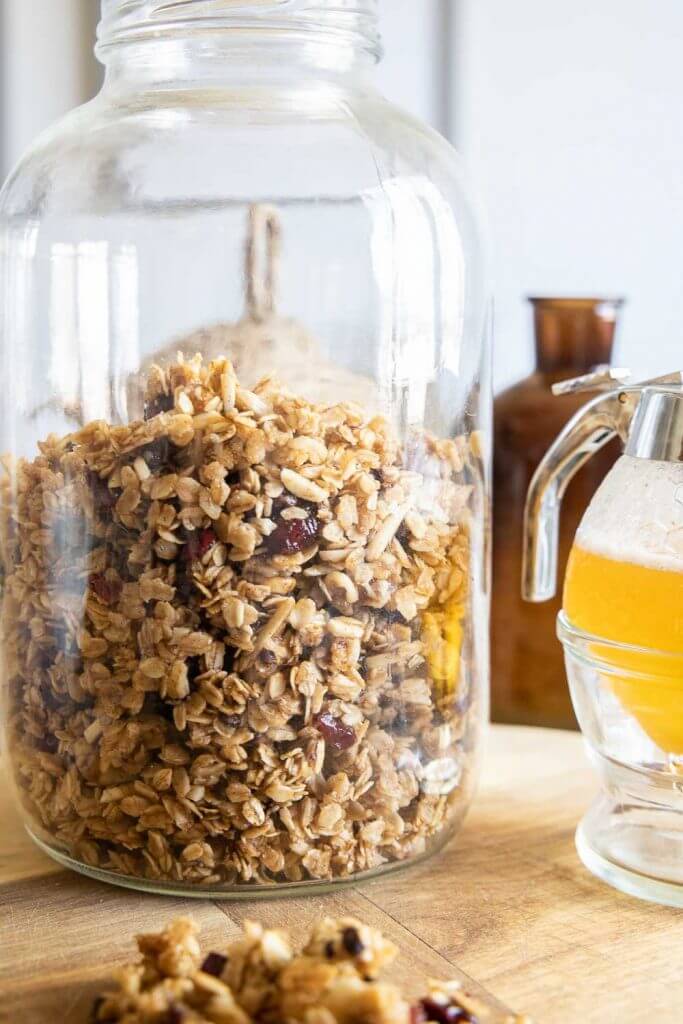How to make easy homemade granola. Granola is so easy to make and can be customized according to your dietary needs.