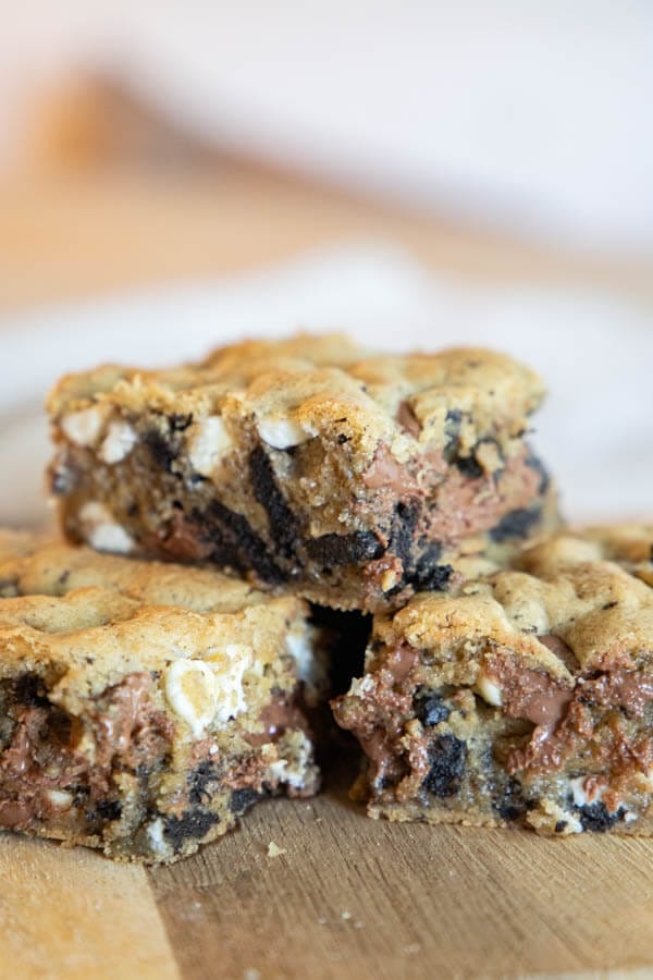 Make these gooey Oreo blondies today! They are full of amazing flavor, milk and white chocolate chips and classic Oreo cookies too! 