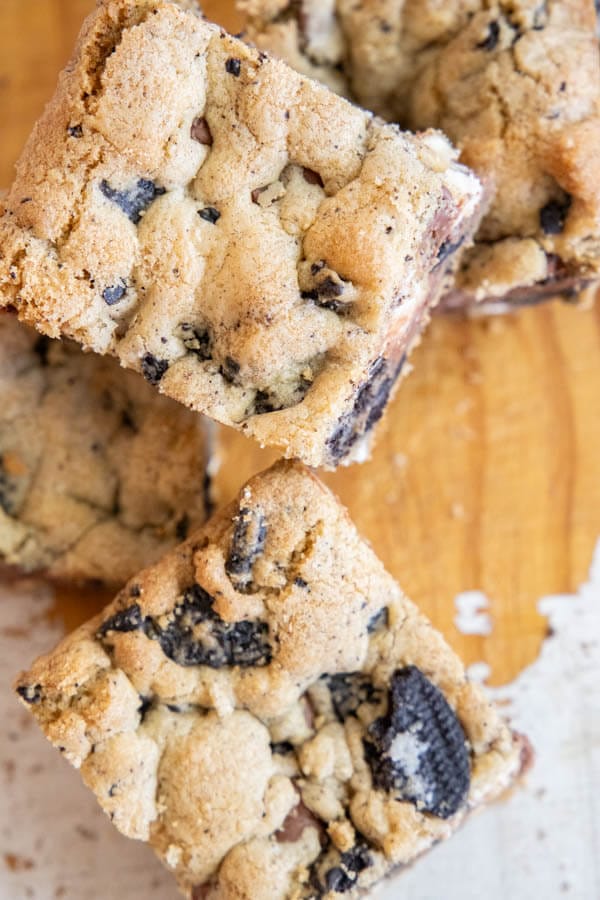 Make these gooey Oreo blondies today! They are full of amazing flavor, milk and white chocolate chips and classic Oreo cookies too! 