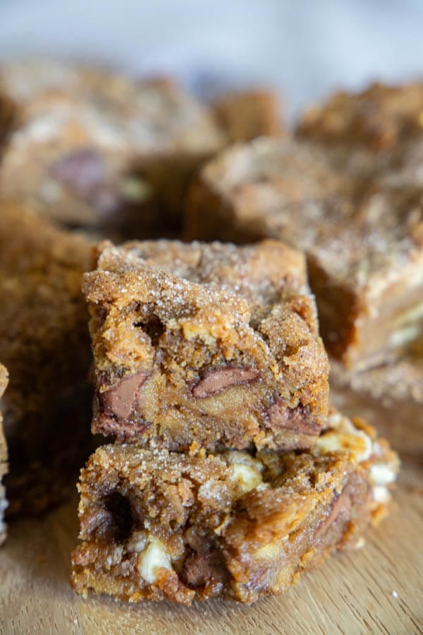 These pumpkin blondies are the perfect fall treat! With Golden Oreos, milk chocolate chips, white chocolate chips and a tender and moist pumpkin cookie base it is the most addicting dessert!