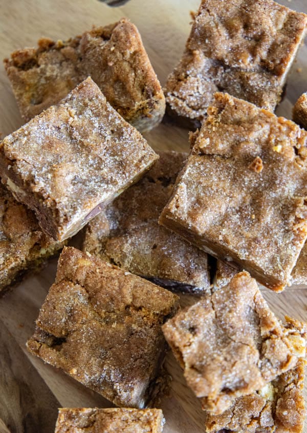 These pumpkin blondies are the perfect fall treat! With Golden Oreos, milk chocolate chips, white chocolate chips and a tender and moist pumpkin cookie base it is the most addicting dessert!